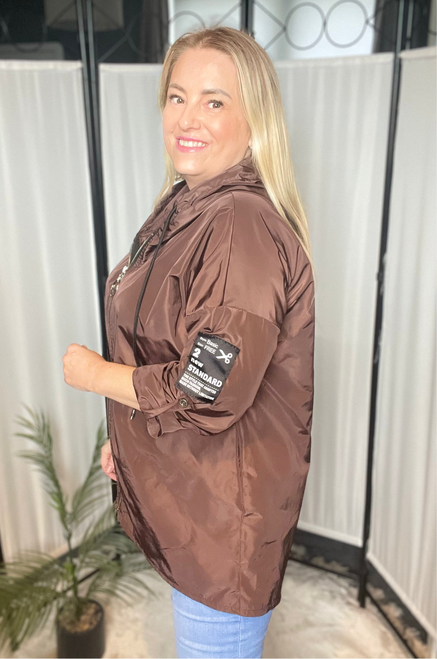 THE SHORT STYLE RAIN MAC - BROWN