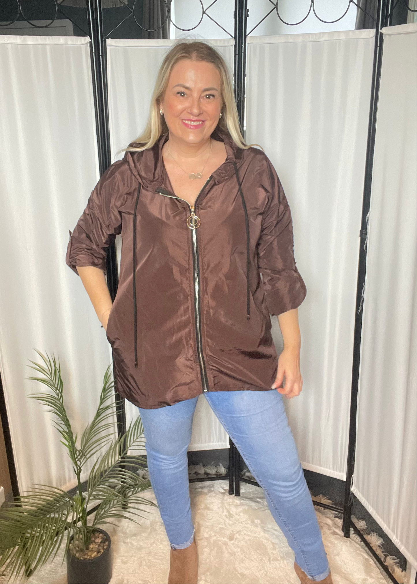 THE SHORT STYLE RAIN MAC - BROWN