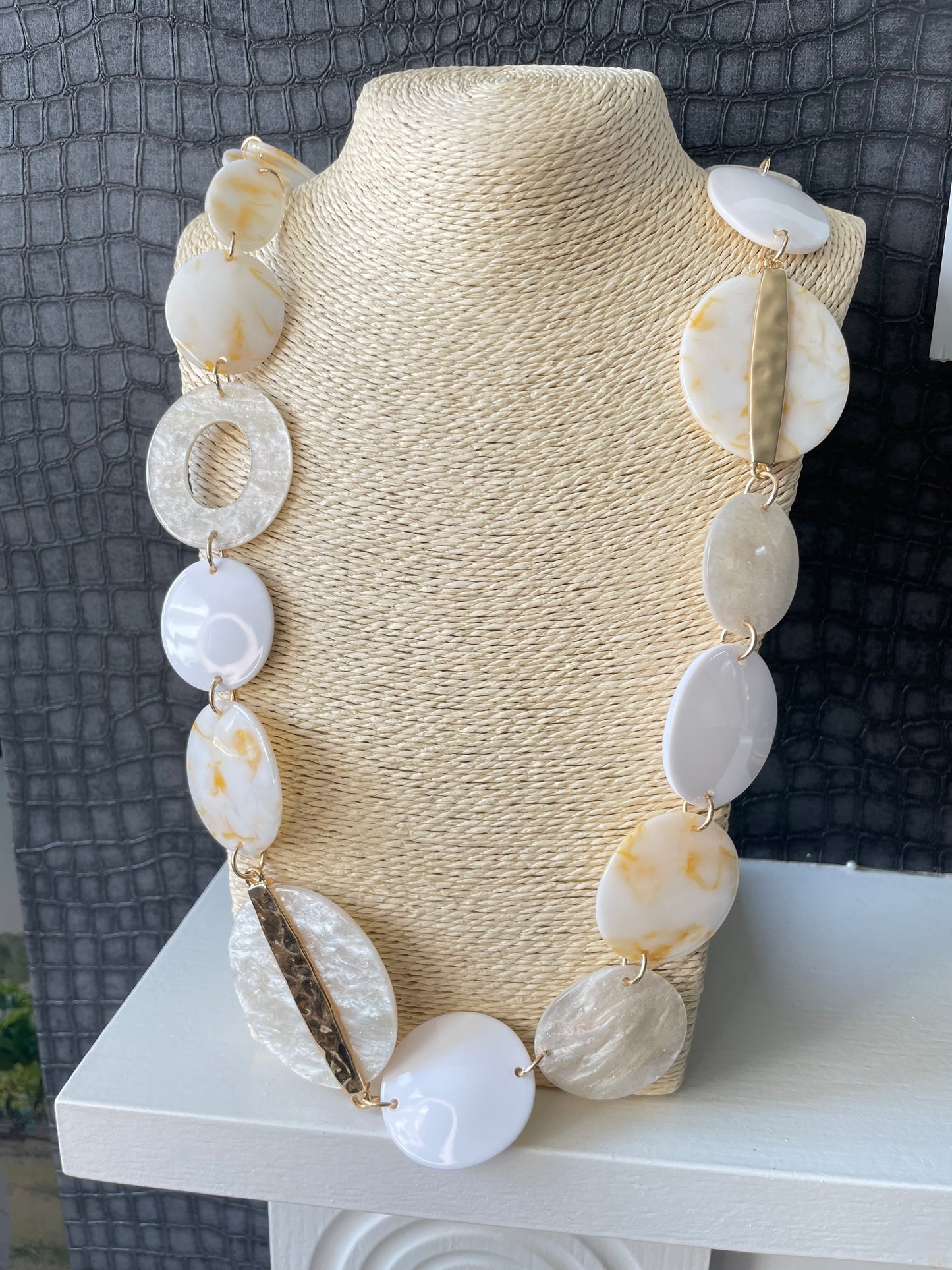 GOLD AND WHITE OVAL LONG NECKLACE