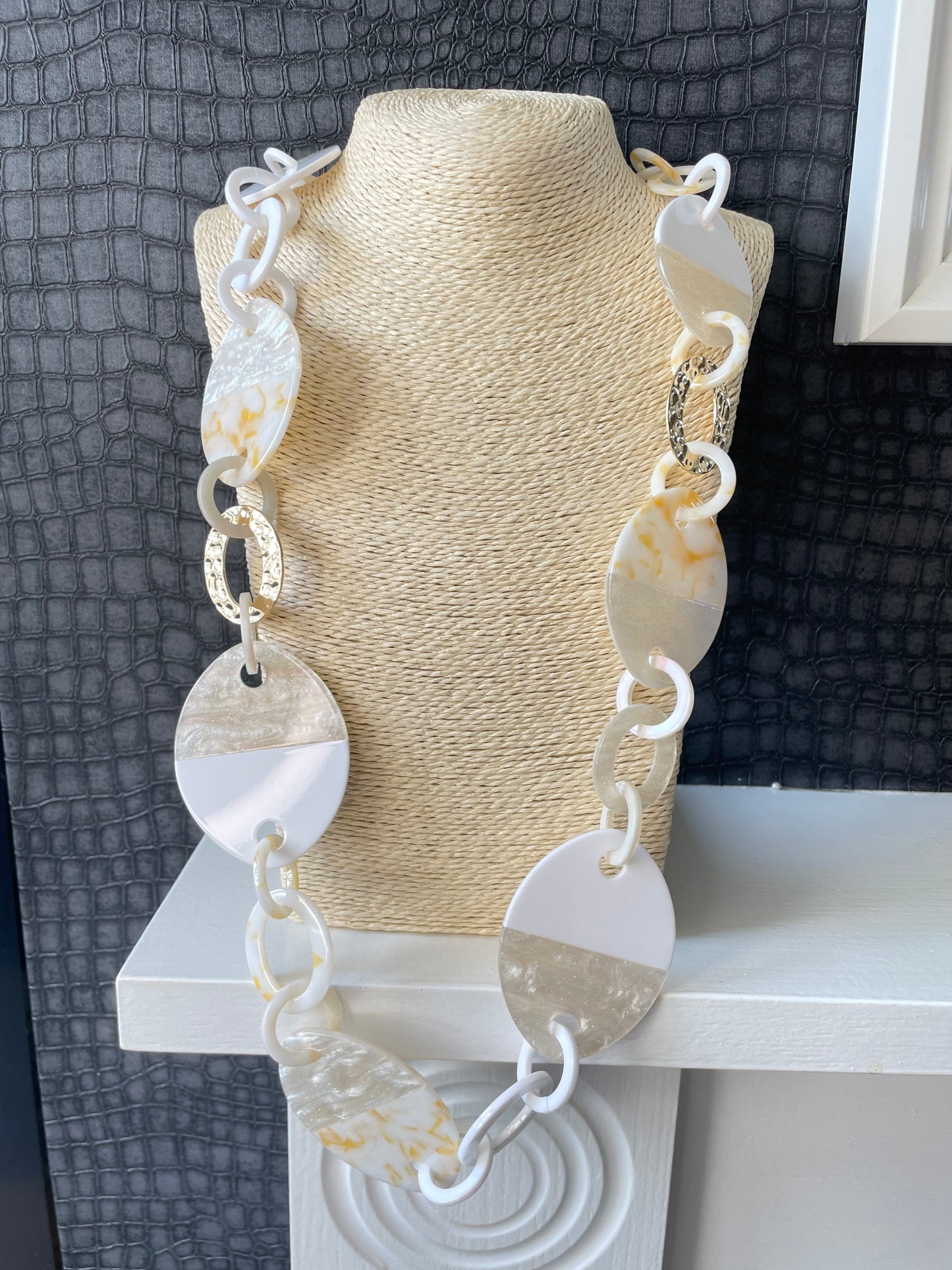 CREAM AND GOLD STYLE LINK NECKLACE