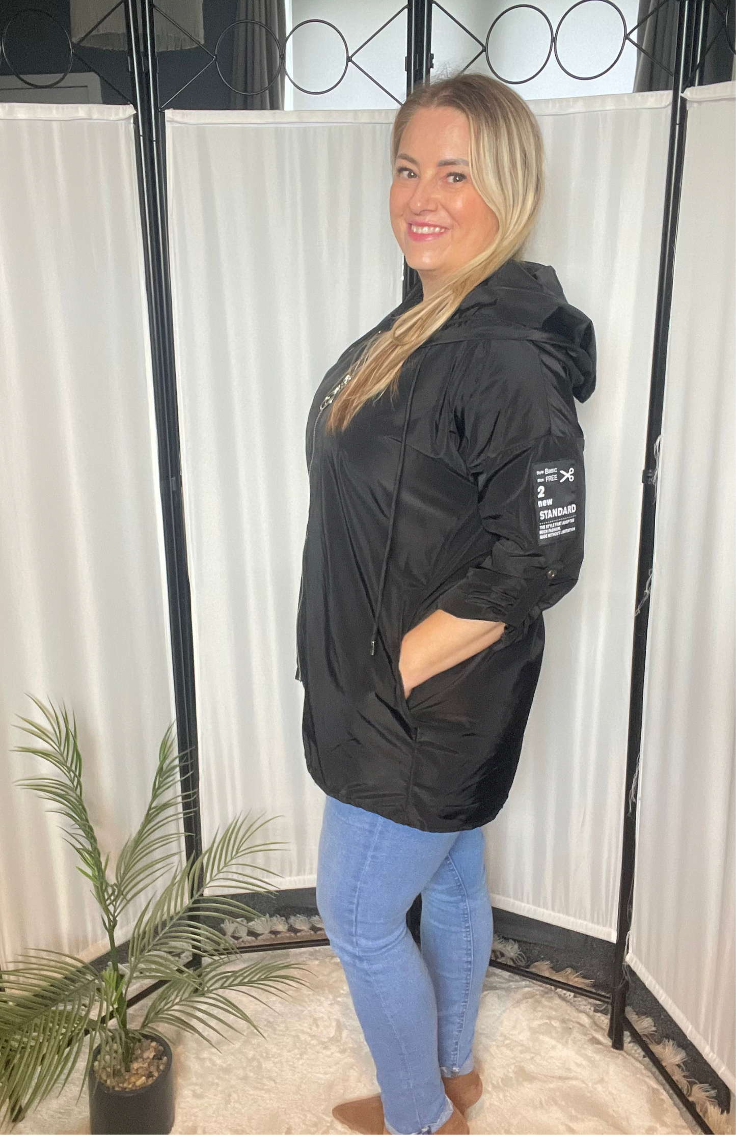 THE SHORT STYLE RAIN MAC - BLACK