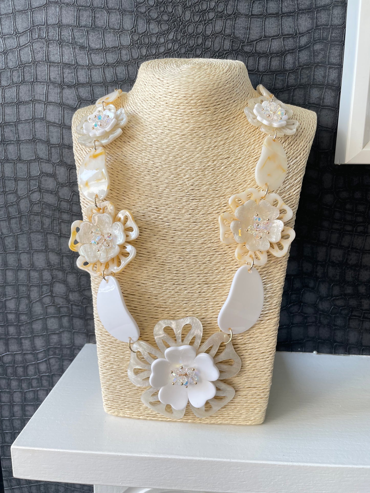 CREAM AND WHITE FLOWER NECKLACE